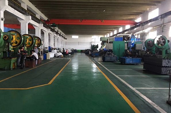 本廠擁有一支技術(shù)力量雄厚、工藝先進(jìn)、檢測(cè)設(shè)備齊全的隊(duì)伍。我們的產(chǎn)品已經(jīng)通過(guò)了CECP的電力設(shè)備測(cè)試實(shí)驗(yàn)室的測(cè)試-電力工業(yè)-電力行業(yè)設(shè)備質(zhì)量測(cè)試中心和西安高壓研究所。產(chǎn)品質(zhì)量可靠，性能優(yōu)良，深受?chē)?guó)內(nèi)外市場(chǎng)好評(píng)。此外，我們已通過(guò)ISO 9001體系認(rèn)證，產(chǎn)品達(dá)到歐美一些工業(yè)發(fā)達(dá)國(guó)家的水平。